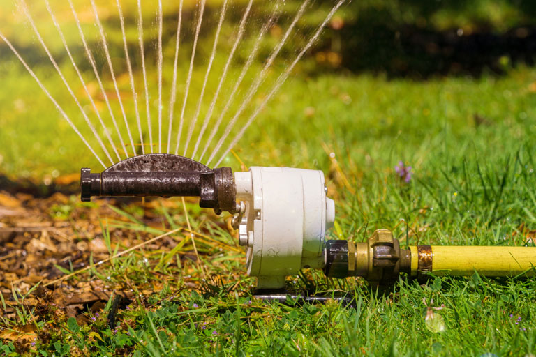 uiteacht uisciúcháin uathoibríoch le haghaidh cúram faiche