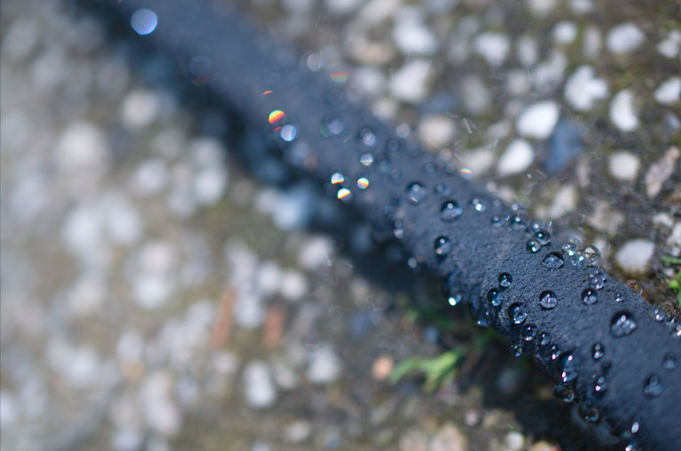 píobán perolacha le haghaidh uisce a chur ar an bhfaiche