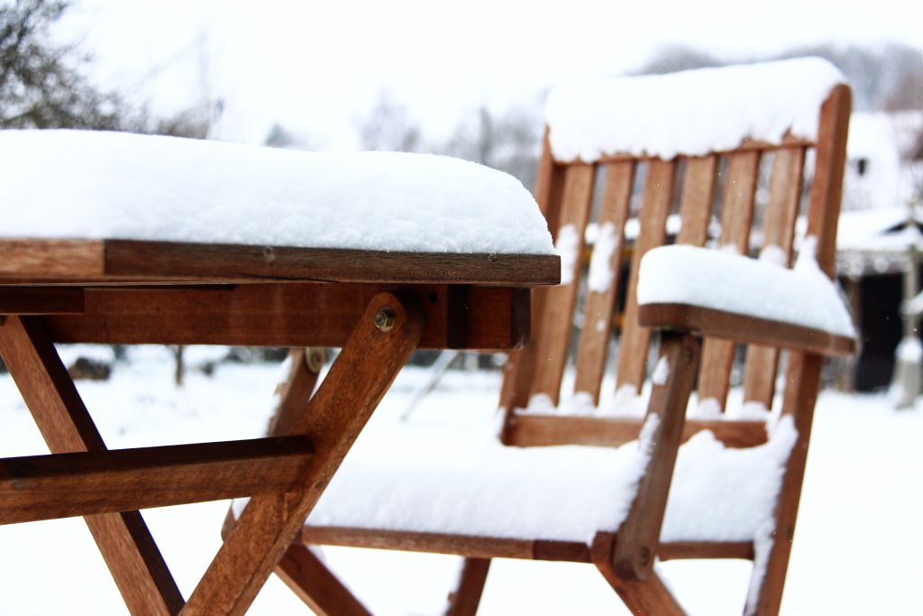Clúdaigh troscáin gairdín le haghaidh aimsir na hÉireann