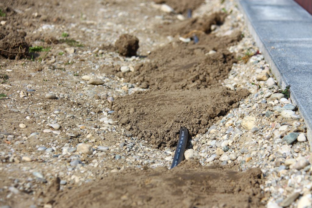 uiteáil píopaí uisce sa ghairdín